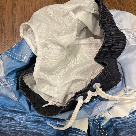 OLD NAVY Boys Swim Trunks Size S 6/7 Whale Print - Picture 5 of 5